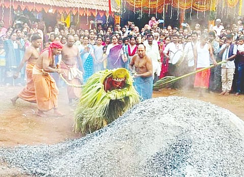 ಕೊಡಗರಹಳ್ಳಿಯ ಕುಂದೂರುಮೊಟ್ಟೆ ಚಾಮುಂಡೇಶ್ವರಿ ಸೇವಾ ಸಮಿತಿ ವತಿಯಿಂದ ಅಯೋಜಿತ ಶ್ರೀವಿಷ್ಣುಮೂರ್ತಿ ಕೋಲ, ಶ್ರೀಚಾಮುಂಡೇಶ್ವರಿ, ಶ್ರೀರಕ್ತೇಶ್ವರಿ ಪರಿವಾರ ದೇವರುಗಳ ಕೋಲಗಳು.