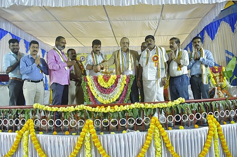ಸುಂಟಿಕೊಪ್ಪ ಸಮೀಪದ ಮಂಜನಾಥಯ್ಯ ಮೀನಾಕ್ಷಮ್ಮ ಕಲ್ಯಾಣ ಮಂಟಪದಲ್ಲಿ ಯೋಜಿಸಿದ್ದ ಮದ್ಯವರ್ಜನ ಶಿಬಿರವನ್ನು ಗಣ್ಯರು ಉದ್ಘಾಟಿಸಿದರು. ಎಂ.ಬಿ.ಅಭಿಮನ್ಯು ಕುಮಾರ್, ಡಿ.ನರಸಿಂಹ, ಪಿ.ಆರ್.ಸುನಿಲ್ ಕುಮಾರ್ ಇತರರಿದ್ದರು.