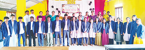 ಸುಂಟಿಕೊಪ್ಪದ ಸರ್ಕಾರಿ ಪದವಿ ಪೂರ್ವ ಕಾಲೇಜು ಸಭಾಂಗಣದಲ್ಲಿ ಆಯೋಜಿಸಿದ್ದ ಕಾರ್ಯಕ್ರಮದಲ್ಲಿ ಈಶ, ಕವಿತಾ, ಸುನೀತಾ, ಸುಚಿತ್ರಾ, ಗ್ರೀಷ್ಮಾ, ಕನಕಲಕ್ಷ್ಮೀ, ಪದ್ಮಾವತಿ, ಸೀಮಾ,ಶಶಿಕುಮಾರ್, ನೇಹಾ ಇತರರಿದ್ದರು.