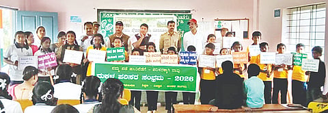 ಸುಂಟಿಕೊಪ್ಪ ಬಳಿಯ ಏಳನೇ ಹೊಸಕೋಟೆ ಸರ್ಕಾರಿ ಪ್ರೌಢಶಾಲೆಯಲ್ಲಿ ಜಲ ಸಂರಕ್ಷಣೆ ಕುರಿತು ಆಯೋಜಿಸಿದ್ದ ಜಾಗೃತಿ ಕಾರ್ಯಕ್ರಮದಲ್ಲಿ ಟಿ.ಜಿ.ಪ್ರೇಮಕುಮಾರ್ ಉಪನ್ಯಾಸ ನೀಡಿದರು. ಎಸ್‌ಐಎನ್‌ಪಿ ನವೀನ್, ಮುಖ್ಯ ಶಿಕ್ಷಕ ಸೋಮಯ್ಯ, ಅಬ್ದುಲ್ ರಜಾಕ್, ಚಿನ್ನಪ್ಪ, ಕೆ.ಎಂ.ರಮೇಶ್, ರಾಧಾಕೃಷ್ಣ ಇದ್ದರು.