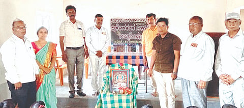 ತೆಲಸಂಗ ಗ್ರಾಮದ ಸರ್ಕಾರಿ ಶಾಸಕರ ಮಾದರಿ ಕನ್ನಡ ಪ್ರಾಥಮಿಕ ಶಾಲೆಯಲ್ಲಿ ೮ನೇ ತರಗತಿ ವಿದ್ಯಾರ್ಥಿಗಳ ಬೀಳ್ಕೊಡುಗೆ ಸಮಾರಂಭ ಜರುಗಿತು. ಶಿವಾನಂದ ಪೂಜಾರಿ, ಎ.ಕೆ.ಕಾಂಬಳೆ, ಪಿ.ಎ.ಹೆಗಡೆ ಇತರರಿದ್ದರು.