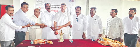 ಸುರಪುರ ಗರುಡಾದ್ರಿ ಕಲಾಮಂದಿರದಲ್ಲಿ ಶುಕ್ರವಾರ ಹಮ್ಮಿಕೊಂಡ ರಕ್ತದಾನ ಶಿಬಿರವನ್ನು ಶಾಸಕ ರಾಜಾ ವೇಣುಗೋಪಾಲ ನಾಯಕ ಉದ್ಘಾಟಿಸಿದರು. ರಾಜಾ ಮುಕುಂದ ನಾಯಕ, ಜಿಪಂ ಮಾಜಿ ಅಧ್ಯ ರಾಜಶೇಖರಗೌಡ ವಜ್ಜಲ್​ ಮಲ್ಲಣ್ಣ ಸಾಹುಕಾರ ಮುಧೋಳ ಇತರರಿದ್ದರು.