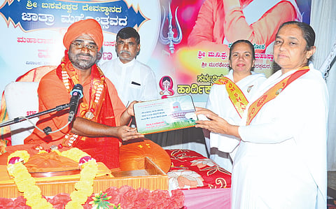 ಯಡ್ರಾಮಿಯಲ್ಲಿ ಶನಿವಾರ ರಾತ್ರಿ ಹಮ್ಮಿಕೊಂಡಿದ್ದ ಶ್ರೀ ಶರಣಬಸವೇಶ್ವರ ಪುರಾಣ ಹಾಗೂ ವ್ಯಸನಮುಕ್ತ ಭಾರತ ಅಭಿಯಾನದಲ್ಲಿ ಶ್ರೀ ಸಿದ್ಧಲಿಂಗ ಸ್ವಾಮಿಗಳನ್ನು ಬ್ರಹ್ಮಕುಮಾರಿ ಈಶ್ವರಿಯ ವಿಶ್ವವಿದ್ಯಾಲಯದ ಡಾ.ಬಿ.ಕೆ.ಶಿವಲೀಲಾ ಸನ್ಮಾನಿಸಿದರು. 