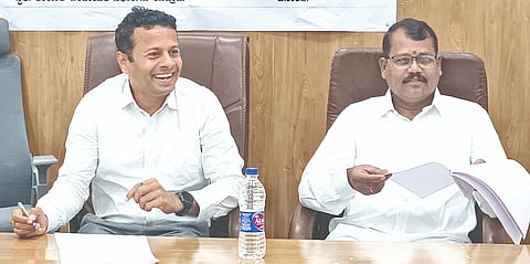 ಯಡ್ರಾಮಿ ತಾಲೂಕು ಪಂಚಾಯಿತಿ ಸಭಾಂಗಣದಲ್ಲಿ ಶುಕ್ರವಾರ ಗ್ಯಾರಂಟಿ ಅನುಷ್ಠಾನ ಸಮಿತಿ ತಾಲೂಕು ಅಧ್ಯಕ್ಷ ಮಲ್ಲಿಕಾರ್ಜುನ ಹಲಕರ್ಟಿ ಅಧ್ಯಕ್ಷತೆಯಲ್ಲಿ ಪ್ರಗತಿ ಪರಿಶೀಲನಾ ಸಭೆ ನಡೆಯಿತು. ವೀರಣ್ಣ ಕೌಲಗಿ ಇದ್ದರು. 