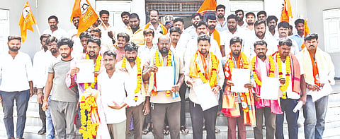 ಯಡ್ರಾಮಿಯಲ್ಲಿ ಶಿವಸೇನಾ ಪದ ತಾಲೂಕು ಟಕದ ಪದಾಧಿಕಾರಿಗಳನ್ನು ನೇಮಕ ಮಾಡಿ ಸನ್ಮಾನಿಸಲಾಯಿತು. ಮಲ್ಕಣ್ಣ ಹಿರೇಪೂಜಾರಿ, ಬೀರಪ್ಪ ದೊಡ್ಮನಿ, ಶ್ರೀಧರ ಕುರಳಗೇರ, ರೇವಣಸಿದ್ದಪ್ಪ ಮಕಾಶಿ, ದೇವೇಂದ್ರ ದನ್ನೂರ, ಸುನಿಲ್​ ಹಂಗರಗಿ ಇತರರಿದ್ದರು.