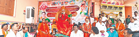 ಬೆಣ್ಣೂರು ಗ್ರಾಮದ ಹಮ್ಮಿಕೊಂಡಿದ್ದ ಧರ್ಮಸಭೆಯಲ್ಲಿ ಶ್ರೀ ರಂಭಾಪುರಿ ಜಗದ್ಗುರುಗಳು ಆಶೀರ್ವಚನ ನೀಡಿದರು. ಶ್ರೀ ಕೆಂಚವೃಷಭೇಂದ್ರ ಶಿವಾಚಾರ್ಯ, ಶ್ರೀ ಚನ್ನಬಸವ ಶಿವಾಚಾರ್ಯ, ದೊಡ್ಡಪ್ಪಗೌಡ ಪಾಟೀಲ್​, ಶಿವಶರಣಪ್ಪ ಸಾಹು ಸೀರಿ ಇತರರಿದ್ದರು.