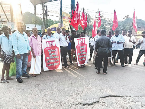 ಹೋಟೆಲ್ ಉದ್ಯಮ ಉಳಿಸಬೇಕು ಎಂದು ಒತ್ತಾಯಿಸಿ ಸಿಪಿಐ(ಎಂ) ಕಾರ್ಯಕರ್ತರು ಸಿದ್ದಾಪುರ ಪಟ್ಟಣದಲ್ಲಿ ಪ್ರತಿಭಟನೆ ನಡೆಸಿದರು.  ಪಿ.ಆರ್. ಭರತ್, ಎಚ್.ಬಿ. ರಮೇಶ್, ಎಸ್. ಬೈಜು, ಪದ್ಮಿನಿ ಶ್ರೀಧರ್ ಇತರರಿದ್ದರು.