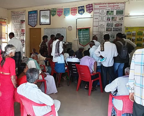 ರಾಮನಗರದ ಆರ್ ಎಸ್ ಕೆಯಲ್ಲಿ ಕಾಯುತ್ತಿರುವ ರೈತರು