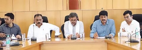 ರಾಮನಗರದಲ್ಲಿ ಜಿಲ್ಲಾ ಉಸ್ತುವಾರಿ ಸಚಿವ ಎಚ್.ಸಿ.ಬಾಲಕೃಷ್ಣ ನೇತೃತ್ವದಲ್ಲಿ ಅಧಿಕಾರಿಗಳ ಸಭೆ ನಡೆಯಿತು. ಶಾಸಕ ಸಿ.ಪಿ.ಯೋಗೇಶ್ವರ್, ಎಂಎಲ್‌ಸಿ ಎಸ್.ರವಿ, ಜಿಲ್ಲಾಧಿಕಾರಿ ಯಶವಂತ್ ವಿ ಗುರುಕರ್ ಮುಂತಾದವರು ಇದ್ದರು.