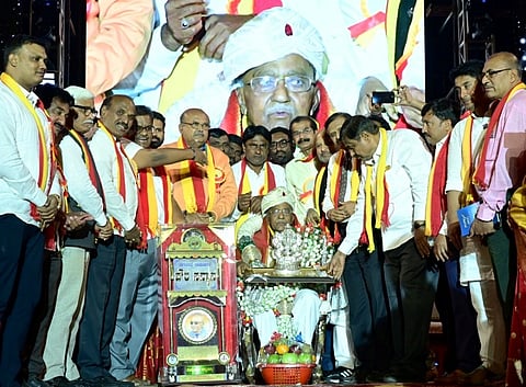 ಸಿಎಂ ಲಿಂಗಪ್ಪ ಅವರಿಗೆ ಪೌರ ಸನ್ಮಾನ ಮಾಡಲಾಯಿತು. 