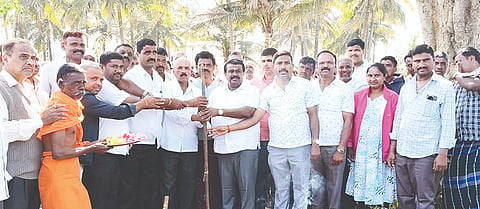 ಬಾಗೂರು ಹೋಬಳಿಯ ಗೋವಿನಕೆರೆ ಗ್ರಾಮದಲ್ಲಿ  ಸುಮಾರು 1 ಕೋಟಿ ರೂ. ವೆಚ್ಚದ ಕಾಂಕ್ರೀಟ್ ರಸ್ತೆ  ಕಾಮಗಾರಿಗೆ ಶಾಸಕ ಸಿ.ಎನ್.ಬಾಲಕೃಷ್ಣ  ಭೂಮಿಪೂಜೆ  ನೆರವೇರಿಸಿದರು. ಉದ್ಯಮಿ ಅಣತಿ ಯೋಗೇಶ್, ಮರಿ ದೇವೇಗೌಡ, ಓಬಳಾಪುರ ಬಸವರಾಜ್, ರಾಮು, ನಯನ ಮಧು, ಮನು, ರಮೇಶ್, ಭೂದೇಶ್, ಪುನೀತ್, ವಿಜಯ್ ಕುಮಾರ್, ಇದ್ದರು. 