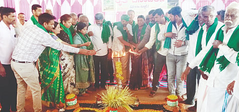 ಅರಕಲಗೂಡಿನಲ್ಲಿ ಮಂಗಳವಾರ ಹಮ್ಮಿಕೊಂಡಿದ್ದ ರೈತರ ದಿನಾಚರಣೆ ಕಾರ್ಯಕ್ರಮವನ್ನು ರಾಶಿ ಪೂಜೆ ಸಲ್ಲಿಸುವ ಮೂಲಕ ಉದ್ಘಾಟಿಸಲಾಯಿತು. ಡಾ.ವಿಜಯ್ ಅಂಗಡಿ, ಹೊಂಬೇಗೌಡ, ಭುವನೇಶ್, ಕೆ.ಸಿ.ಸೌಮ್ಯಾ, ಕೆ.ಜೆ.ಕವಿತಾ, ರಾಜೇಶ್, ಸೀತಾರಾಮ್ ಭಟ್, ದಿನೇಶ್, ಮಂಜೇಗೌಡ ಇತರರಿದ್ದರು.