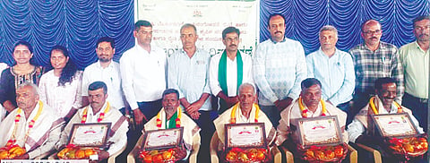 ಲೂರು ಪಟ್ಟಣದ ಬಿ.ಎಂ.ರಸ್ತೆಯಲ್ಲಿರುವ ತಾಲೂಕು ಸಹಾಯಕ ಕೃಷಿ ನಿರ್ದೇಶಕರ ಇಲಾಖೆಯಲ್ಲಿ ಆಯೋಜಿಸಿದ್ದ ರೈತ ದಿನಾಚರಣೆ ಕಾರ್ಯಕ್ರಮದಲ್ಲಿ ತಾಲೂಕು ಮಟ್ಟದಿಂದ ಶ್ರೇಷ್ಠ ಕೃಷಿಕ ಪ್ರಶಸ್ತಿಯ ಆಯ್ಕೆಯಾದ ಪಾಲಾಕ್ಷ ಸಿದ್ದಾಪುರ, ಶಿವಲಿಂಗಪ್ಪ ಕುಂಬಾರಹಳ್ಳಿ, ದೊಡ್ಡಯ್ಯ ಕಾಡ್ಲೂರು, ಚಂದ್ರಶೇಖರ ಬೊಮಚವಳ್ಳಿ, ನಾಗೇಶ್ ಕವಳಿಕೆರೆ ಹಾಗೂ ಜಿಲ್ಲಾ ಮಟ್ಟದ ಶ್ರೇಷ್ಠ ಕೃಷಿಕ ಪ್ರಶಸ್ತಿಯ ವಿಜೇತರಾದ ಬಿ.ಆರ್ ಕೃಷ್ಣೇಗೌಡ ಭಕ್ತರವಳ್ಳಿ ಅವರನ್ನು ಸನ್ಮಾನಿಸಲಾಯಿತು.