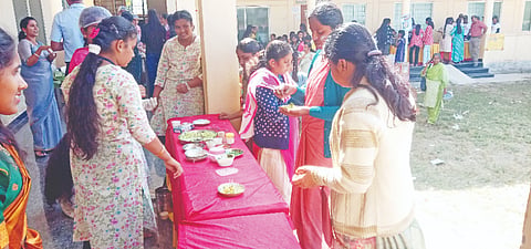ಅರಕಲಗೂಡು ಬಾಲಕಿಯರ ಸರ್ಕಾರಿ ಪದವಿ ಪೂರ್ವ ಕಾಲೇಜಿನಲ್ಲಿ ಮಂಗಳವಾರ ಆಯೋಜಿಸಿದ್ದ ಆಹಾರ ಮೇಳದಲ್ಲಿ ವಿದ್ಯಾರ್ಥಿಗಳು ವ್ಯಾಪಾರದಲ್ಲಿ ತೊಡಗಿರುವುದು.