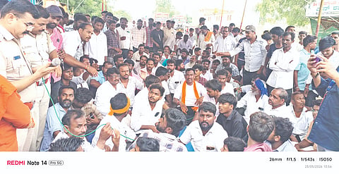  ಹಾಳಾಗಿರುವ ರಾಜ್ಯ ಹೆದ್ದಾರಿ ದುರಸ್ತಿ ಮಾಡುವಂತೆ ಒತ್ತಾಯಿಸಿ ತೊನಸನಳ್ಳಿ(ಎಸ್​) ಗ್ರಾಮದ ರಸ್ತೆ ಮಧ್ಯೆ ಟೆಂಟ್​ ಹಾಕಿ ಗ್ರಾಮಸ್ಥರು ಪ್ರತಿಭಟನೆ ನಡೆಸಿದರು.