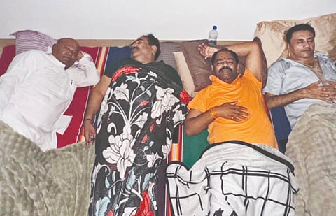 ಆಜಾದಪುರದಲ್ಲಿ ಗ್ರಾಮ ವಾಸ್ತವ್ಯ ಹೂಡಿರುವ ಶಾಸಕ ಬಸವರಾಜ ಮತ್ತಿಮಡು ಸ್ಥಳಿಯರೊಂದಿಗೆ ಸಮಾಲೋಚನೆ ನಡೆಸಿ ಸಮಸ್ಯೆ ಆಲಿಸಿದರು. ಅನೀಲ ಪಾಟೀಲ್​, ಈಶ್ವರ ನಿಗ್ಗುಡಗಿ, ವಿರೇಶ ಬಂಗರಗಾ, ರೇವಣಸಿದ್ದ ಸ್ವಾಮಿ ಇತರರಿದ್ದರು. 