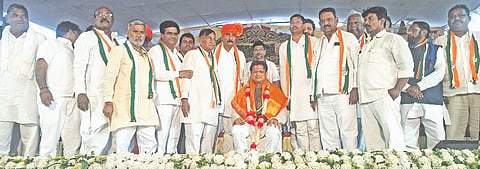 ಜೇವರ್ಗಿಯ ಎಪಿಎಂಸಿ ಯಾರ್ಡ್​ ಆವರಣದಲ್ಲಿ ಜೇವರ್ಗಿ ಹಾಗೂ ಯಡ್ರಾಮಿ ಬ್ಲಾಕ್​ ಕಾಂಗ್ರೆಸ್​ನಿಂದ ಹಮ್ಮಿಕೊಂಡಿದ್ದ ಅಭಿನಂದನೆ ಸಮಾರಂಭದಲ್ಲಿ ಸಣ್ಣ ನೀರಾವರಿ, ವಿಜ್ಞಾನ ಮತ್ತು ತಂತ್ರಜ್ಞಾನ ಸಚಿವ ಡಾ.ಅಜಯ ಧರ್ಮಸಿಂಗ್​ ಅವರನ್ನು ಸನ್ಮಾನಿಸಲಾಯಿತು. ಅಲ್ಲಮಪ್ರಭು ಪಾಟೀಲ್​, ಪ್ರವಿಣ ಪಾಟೀಲ್​, ಸಿದ್ದಲಿಂಗರಡ್ಡಿ ಇಟಗಿ, ರುಕುಂ ಪಟೇಲ್​ ಇಜೇರಿ, ನೀಲಕಂಠರಾವ ಮುಲಗೆ, ಶಿವಶರಣಪ್ಪ ಸೀರಿ, ಶಿವಶರಣಪ್ಪ ಕೋಬಾಳ, ಸಕ್ರೆಪ್ಪಗೌಡ ಹರನೂರ, ವಿಜಯಕುಮಾರ ಪಾಟೀಲ್​, ಮಲ್ಲಿಕಾರ್ಜುನ ಸಾಹು ಆಲೂರ, ರಾಜಶೇಖರ ಸೀರಿ ಇತರರಿದ್ದರು.