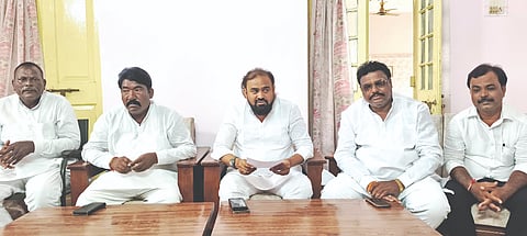 ಆಲಮೇಲ ಪಟ್ಟಣದ ಪ್ರವಾಸಿ ಮಂದಿರದಲ್ಲಿ ಹಮ್ಮಿಕೊಂಡಿದ್ದ ಸುದ್ದಿಗೋಷ್ಠಿಯಲ್ಲಿ ಪಟ್ಟಣ ಪಂಚಾಯಿತಿ ಅಧ್ಯಕ್ಷ ಸಾಧೀಕ ಸುಂಬಡ ಮಾತನಾಡಿದರು. ನಾಗರಿಕ ವೇದಿಕೆ ಅಧ್ಯಕ್ಷ ರಮೇಶ ಬಂಟನೂರ, ಎಪಿಎಂಸಿ ಮಾಜಿ ಅಧ್ಯಕ್ಷ ಪ್ರಭು ವಾಲಿಕಾರ, ತಾಪಂ ಮಾಜಿ ಸದಸ್ಯ ಬಸವರಾಜ ತೆಲ್ಲೂರ, ಪಪಂ ಸದಸ್ಯ ಭಾಗ್ಯವಂತ ಆಲಮೇಲಕರ ಇದ್ದರು.