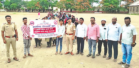 ಆಲಮೇಲ ಪಟ್ಟಣದ ಪೊಲೀಸ್ ಠಾಣೆಯ ವತಿಯಿಂದ ಮಾದಕ ವಸ್ತುಗಳ ಸಾಗಾಣಿಕೆ ಹಾಗೂ ಮಾರಾಟದ ಕುರಿತು ಪಿಎಸ್ ಐ ಅರವಿಂದ ಅಂಗಡಿ ನೇತೃತ್ವದಲ್ಲಿ ವಿವಿಧ ಶಾಲಾ ಮಕ್ಕಳಿಂದ ಜಾಗೃತಿ ಜಾಥಾ ಕಾರ್ಯಕ್ರಮ ನಡೆಯಿತು. ಮುಜಮಿಲ್ ಜುಮನಾಳ, ಅಯುಬ ಬಾಗವಾನ, ಅಭಿಷೇಕ ಕೆಳಗಿನಮನಿ ಮತ್ತಿತರರಿದ್ದರು.