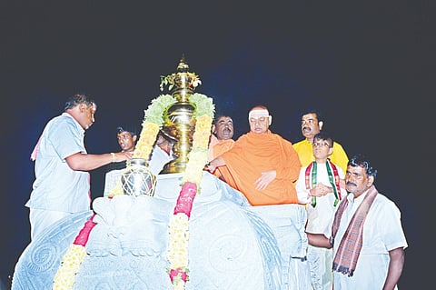 ಗುಂಡ್ಲುಪೇಟೆ ತಾಲೂಕಿನ ಹೊನ್ನೇಗೌಡನಹಳ್ಳಿ ಗ್ರಾಮದಲ್ಲಿ ರಾಮಲಿಂಗೇಶ್ವರ ದೇವರ ಸಂಪ್ರೋಕ್ಷಣೆ ಮತ್ತು ಕಳಸಾರೋಹಣವನ್ನು ಪಡಗೂರು ಶಿವಲಿಂಗೇಂದ್ರಸ್ವಾಮೀಜಿ ನೆರವೇರಿಸಿದರು. 