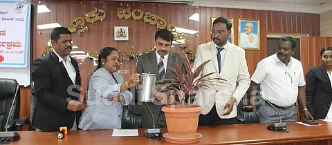 ಆನೇಕಲ್​ನ ತಾಲೂಕು ಪಂಚಾಯಿತಿ ಆವರಣದಲ್ಲಿ ಆಯೋಜಿಸಿದ್ದ ವಿಶ್ವ ಸಾಮಾಜಿಕ ನ್ಯಾಯ ದಿನಾಚರಣೆಯನ್ನು ನ್ಯಾಯಾಧೀಶ ಕೆ.ಕೃಷ್ಣರಾಜ್​ ಉದ್ಘಾಟಿಸಿದರು. ವಕೀಲರ ಸಂದ ಖಜಾಂಚಿ ಶಾರದಾಮಣಿ, ವಕೀಲರಾದ ಎಂ.ಎ.ಶಿವರಾಜು, ಶ್ರೀಕಂಠಾಚಾರ್​, ನೇತ್ರಾವತಿ ಇದ್ದರು.