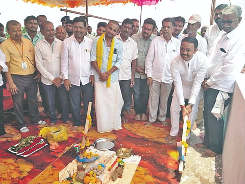 ಬಾದಾಮಿ ಪಟ್ಟಣದ ಸರ್ಕಾರಿ ಪ್ರಥಮ ದರ್ಜೆ ಕಾಲೇಜಿನ ಎರಡನೇ ಮಹಡಿ ಭೂಮಿಪೂಜಾ ಕಾರ್ಯಕ್ರಮವನ್ನು ಶಾಸಕ ಭೀಮಸೇನ ಚಿಮ್ಮನಕಟ್ಟಿ ನೆರವೇರಿಸಿದರು. ತಹಸೀಲ್ದಾರ್ ಎಸ್.ಬಿ. ಬೊಮ್ಮನ್ನವರ, ಶಿವಕುಮಾರ್ ಹಿರೇಮಠ, ಮಂಜುನಾಥ ಹೊಸಮನಿ, ಶಂಕರ ಕನಕಗಿರಿ ಇತರರಿದ್ದರು.