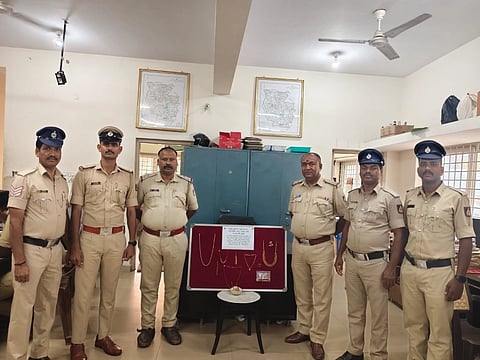 ರಾಮನಹಳ್ಳಿಯ ಮನೆಯಲ್ಲಿ ಕಳವು ಮಾಡಲಾಗಿದ್ದTheft ಚಿನ್ನದ ಒಡವೆಗಳನ್ನ ಪತ್ತೆ ಮಾಡಿ ವಶಕ್ಕೆ ಪಡೆದ ಬಿಡದಿ ಠಾಣೆಯ ಪೊಲೀಸ್ ನಿರೀಕ್ಷಕರಾದ ವಿಜಯಕುಮಾರ್, ಪಿಎಸ್‌ಐ ಅಣ್ಣಯ್ಯ ಇದ್ದರು.