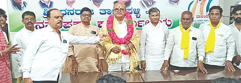  ಬಸವಕಲ್ಯಾಣದ ಕೆಪಿಸಿಸಿ ಸಹಕಾರ ವಿಭಾಗದ ರಾಜ್ಯಾಧ್ಯ ಧನರಾಜ ತಾಳಂಪಳ್ಳಿ ಅವರ ಜನ ಸಂಪರ್ಕ ಕಾರ್ಯಾಲಯದಲ್ಲಿ ರಾಜ್ಯ ಗ್ಯಾರಂಟಿ ಯೋಜನೆಗಳ ಅನುಷ್ಠಾನ ಪಾಧಿಕಾರದ ಅಧ್ಯಕ್ಷ ಎಚ್​.ಎಂ ರೇವಣ್ಣ ಅವರನ್ನು ಸನ್ಮಾನಿಸಲಾಯಿತು. ಕೆಎಂಎಫ್​ ನಿರ್ದೇಶಕ ಮಲ್ಲಿಕಾರ್ಜುನ ಬಿರಾದಾರ, ಪಂಡಿತರಾವ ಚಿದ್ರಿ, ಬಂಡೆಪಪ್ಪ ಮೇತ್ರೆ ಇದ್ದರು.