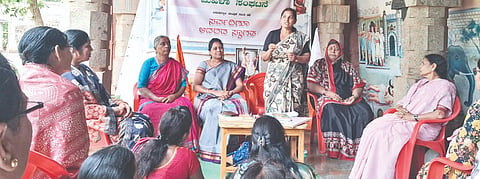 ಬಸವಕಲ್ಯಾಣದ ಹರಳಯ್ಯನವರ ಗವಿಯಲ್ಲಿ ಮಂಗಳವಾರ ಆಯೋಜಿಸಿದ್ದ ಜನವಾದಿ ಮಹಿಳಾ ಸಂಘಟನೆ ಸಭೆಯಲ್ಲಿ ಸಂಟನೆ ರಾಜ್ಯ ಪ್ರಧಾನ ಕಾರ್ಯದರ್ಶಿ ದೇವಿ ಮಂಡ್ಯಾಮಾತನಾಡಿದರು. ಚಂದ್ರಕುಮಾರಿ ಬಳ್ಳಾರಿ, ವಿಜಯಲ್ಮ ಗಡ್ಡೆ, ರೇಷ್ಮಾ ಕುಂದನ, ಮಹಾನಂದಾ ಬೊಕ್ಕೆ ಇತರರಿದ್ದರು.