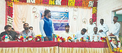 ನೌಕರರಿಂದ ಹಮ್ಮಿಕೊಂಡಿದ್ದ ಪೂರ್ವಭಾವಿ ಸಭೆಯಲ್ಲಿ ಬಹುಜನ ವಿಚಾರ ವೇದಿಕೆ ಅಧ್ಯಕ್ಷ ರಾಜಣ್ಣ Protest ಇದ್ದರು.