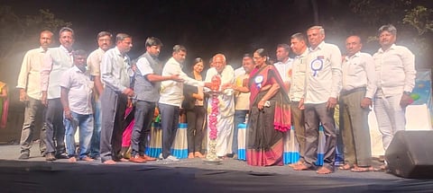 ದೇವನಹಳ್ಳಿ ತಾಲೂಕಿನ ಬೆಟ್ಟಕೋಟೆ ನಮ್ಮೂರು ಉನ್ನತಿಕರಿಸಿದ ಸರ್ಕಾರಿ ಹಿರಿಯ ಪ್ರಾಥಮಿಕ ಪಾಠಶಾಲೆಯಲ್ಲಿ ಹಮ್ಮಿಕೊಂಡಿದ್ದ  ವಾರ್ಷಿಕೋತ್ಸವವನ್ನು ೇತ್ರ ಶಿಕ್ಷಣಾಧಿಕಾರಿ ಲಲಿತಮ್ಮ ಉದ್ಘಾಟಿಸಿದರು. ಬಿಐಎಎಲ್​ ಸಿಎಸ್​ಆರ್​ ಮುಖ್ಯಸ್ಥೆ ಸೌಮ್ಯಾನಿಂಗಪ್ಪ, ಎಸ್​ಡಿಎಂಸಿ ಮಾಜಿ ಅಧ್ಯಕ್ಷ ಕೃಷ್ಣಮೂರ್ತಿ ಇತರರು ಇದ್ದರು.