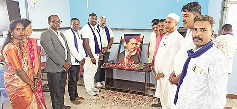ಚನ್ನರಾಯಪಟ್ಟಣದಲ್ಲಿ ಆಯೋಜಿಸಿದ್ದ  ಅಭಿನಂದನಾ ಕಾರ್ಯಕ್ರಮದಲ್ಲಿ ಅಂಬೇಡ್ಕರ್ ಅವರ ಭಾವಚಿತ್ರಕ್ಕೆ ಪ್ರಸನ್ನ ಹೊಸೂರು  ಪುಷ್ಪಾರ್ಚನೆ ಸಲ್ಲಿಸಿದರು.  ಸಿ.ಪಿ.ಮಂಜುನಾಥ್, ಕುಂಬಾರಹಳ್ಳಿ ರವಿ, ಮುಜೀರ್ ಪಾಷಾ, ಕೃಷ್ಣ ಎ.ಕೆ. ಕಾಲನಿ, ಮಿಮಿಕ್ರಿ ಗೋವಿಂದ, ಮಾಲೀಕ್, ಮನೋಹರ್ ಸಾಗತವಳ್ಳಿ, ಗುತ್ತಿಗೆದಾರರಾದ ಎನ್.ಆರ್.ಸಂತೋಷ್, ನವೀನ್ ರಂಗಸ್ವಾಮಿ, ಮಾರೇನಹಳ್ಳಿ ರಂಜಿತಾ ಇತರರಿದ್ದರು.