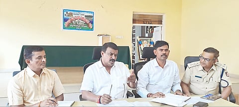 ಚನ್ನರಾಯಪಟ್ಟಣದ ಮಿನಿ ವಿಧಾನಸೌಧದಲ್ಲಿ ಶಾಸಕ ಸಿ.ಎನ್.ಬಾಲಕೃಷ್ಣ ಅವರು ಎಲ್‌ಪಿಜಿ ವಿತರಕರ ಸಭೆ ನಡೆಸಿದರು. ಜಿ.ಎಸ್.ಶಂಕರಪ್ಪ, ಎನ್.ಕುಮಾರ್, ಆರ್. ಯತೀಶ್ ಕುಮಾರ್ ಇದ್ದರು.