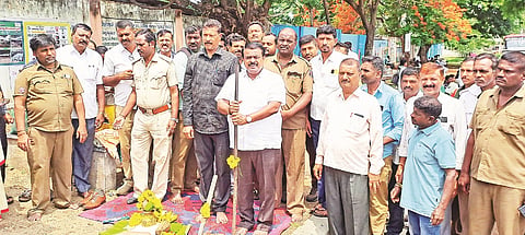 ಚನ್ನರಾಯಪಟ್ಟಣದ ಬಸ್ ನಿಲ್ದಾಣದಲ್ಲಿ ಬಸ್ ತಂಗುದಾಣ ನಿರ್ಮಾಣ ಕಾಮಗಾರಿಗೆ ಶಾಸಕ ಸಿ.ಎನ್.ಬಾಲಕೃಷ್ಣ ಭೂಮಿಪೂಜೆ ನೆರವೇರಿಸಿದರು. ಜ್ಞಾನೇಶ್, ಮಲ್ಲೇಶ್, ಜಗದೀಶ್ ಇತರರಿದ್ದರು.