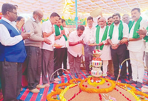 ಚನ್ನರಾಯಪಟ್ಟಣದಲ್ಲಿ ಮಂಗಳವಾರ ಏರ್ಪಡಿಸಿದ್ದ ರಾಷ್ಟ್ರೀಯ ರೈತ ದಿನಾಚರಣೆ ಕಾರ್ಯಕ್ರಮದಲ್ಲಿ ರಾಗಿ ರಾಶಿಗೆ ಶಾಸಕ ಸಿ.ಎನ್. ಬಾಲಕೃಷ್ಣ ಪೂಜೆ ಸಲ್ಲಿಸಿದರು. ಅರಳಾಪುರ ಮಂಜೇಗೌಡ, ಸಿ.ಜಿ. ರವಿ, ಕೆ.ಮೋಹನ್ ಕುಮಾರ್ ಜಿ.ಎಸ್. ಶಂಕರಪ್ಪ ಹಡೇನಹಳ್ಳಿ ಲೋಕೇಶ್, ಗಿರೀಶ್ ಭಾಗವಹಿಸಿದ್ದರು.