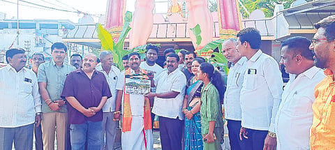 ಕರ್ನಾಟಕ ರಾಜ್ಯ ಪ್ರಾಥಮಿಕ ಶಾಲಾ ಶಿಕ್ಷಕರ ಸಂಘವು ಫೆ. 28ರಂದು ಬೆಂಗಳೂರಿನ ಅರಮನೆ ಮೈದಾನದಲ್ಲಿ ಆಯೋಜಿಸಿರುವ ರಾಜ್ಯಮಟ್ಟದ ಶೈಕ್ಷಣಿಕ ಮಹಾ ಸಮ್ಮೇಳನ ಕುರಿತು  ರಾಜ್ಯ ಉಪಾಧ್ಯಕ್ಷ ವಿ.ಜಿ.ದ್ಯಾವೇಗೌಡ ಮಾಹಿತಿ ನೀಡಿದರು.