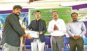 ಚನ್ನರಾಯಪಟ್ಟಣ ತಾಲೂಕು ಛಾಯಾಗ್ರಾಹಕ ಶೃಜನ್ ಪ್ರಭಾಕರ್ ಅವರಿಗೆ ಗಣ್ಯರು ಬಹುಮಾನ ವಿತರಿಸಿದರು.
