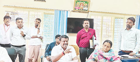 ಚನ್ನರಾಯಪಟ್ಟಣದ ಸೆಸ್ಕ್ ಕಚೇರಿಯಲ್ಲಿ ವಿದ್ಯುತ್ ಸಮಸ್ಯೆಗೆ ಸಂಬಂಧಿಸಿದಂತೆ ಶಾಸಕ ಸಿ.ಎನ್.ಬಾಲಕೃಷ್ಣ ಅಧಿಕಾರಿಗಳೊಂದಿಗೆ ಸಭೆ ನಡೆಸಿದರು. ಆರ್.ರತ್ನಾ, ಎನ್.ಆರ್.ಹರೀಶ್,  ವಜ್ರಕುಮಾರ್, ಕೃಷ್ಣ ಇದ್ದರು.