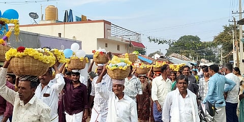 ಗುಂಡ್ಲುಪೇಟೆ ತಾಲೂಕಿನ ಬಿ.ಶೆಟ್ಟಹಳ್ಳಿ ಗ್ರಾಮದಲ್ಲಿ ಹೆಡಗೆ ಜಾತ್ರೆ ಸಂದರ್ಭ ಸಮಾವೇಶಗೊಂಡಿದ್ದ ಗ್ರಾಮಸ್ಥರು . 