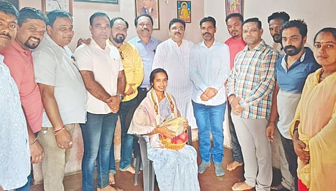 ಸಿವಿಲ್ ನ್ಯಾಯಾಧೀಶೆಯಾಗಿ ಆಯ್ಕೆಯಾದ ದಾಂಡೇಲಿಯ ಪದ್ಮಾವತಿ ಅವರನ್ನು ಮಾಜಿ ಶಾಸಕ ಸುನೀಲ ಹೆಗಡೆ ನೇತೃತ್ವದಲ್ಲಿ ಬಿಜೆಪಿ ಮಂಡಳದ ವತಿಯಿಂದ ಸನ್ಮಾನಿಸಲಾಯಿತು. ಬುಧವಂತಗೌಡ ಪಾಟೀಲ, ಗುರು ಮಠಪತಿ, ಗಿರೀಶ್ ಟೋಸೂರ, ಮಿಥುನ್ ನಾಯಕ ಇತರರಿದ್ದರು.