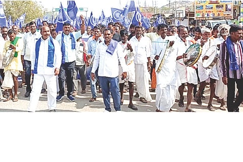 ದೇವದುರ್ಗದಲ್ಲಿ ಕರ್ನಾಟಕ ದಲಿತ ಸಂಘರ್ಷ ಸಮಿತಿ ನೇತೃತ್ವದಲ್ಲಿ ಹಕ್ಕುಪತ್ರ ಅವಕಾಶ ವಂಚಿತರಿಂದ ಬೃಹತ್ ಪ್ರತಿಭಟನಾ ನಡೆಸಲಾಯಿತು. ರಾಜ್ಯ ಸಂಚಾಲಕ ಹನುಮಂತಪ್ಪ ಕಾಕರಗಲ್, ಪ್ರಮುಖರಾದ ಶಿವಪ್ಪ ಪಲಕನಮರಡಿ, ಶಿವರಾಜ ಗಣಜಿಲಿ ಯೇಸು, ನಾಗರಾಜ ಭೇರಿ, ಬಸವರಾಜ್ ರಾಮದುರ್ಗ, ಚನ್ನಬಸವ, ರಾಮಪ್ಪ, ರಂಗಣ್ಣ ನಾಯಕ ಇತರರಿದ್ದರು.