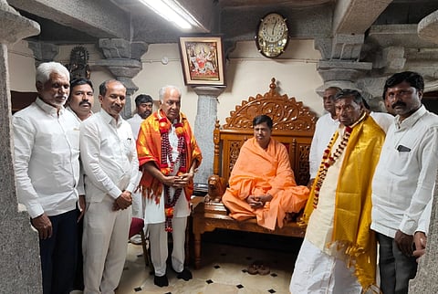 ದೇವದುರ್ಗ ತಾಲೂಕು ಗಬ್ಬೂರಿನ ಶ್ರೀ ಬೂದಿಬಸವೇಶ್ವರ ದೇವಸ್ಥಾನಕ್ಕೆ ಭೇಟಿ ನೀಡಿದ ಸಚಿವ ಎನ್.ಎಸ್.ಬೋಸರಾಜು, ಶಾಸಕ ಹಂಪಯ್ಯ ನಾಯಕಗೆ ಬೂದಿಬಸವ ಶಿವಾಚಾರ್ಯರು ಸನ್ಮಾನಿಸಿದರು.