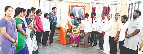 ದೇವದುರ್ಗದ ತಾಲೂಕು ಆಡಳಿತಸೌಧ ಸಭಾಂಗಣದಲ್ಲಿ ದೇವರ ದಾಸಿಮಯ್ಯ ಜಯಂತಿ ಆಚರಿಸಲಾಯಿತು. ಕಂದಾಯ ನಿರೀಕ್ಷಕ ದೇವರೆಡ್ಡಿ, ನೌಕರರಾದ ಪ್ರವೀಣ್‌ಕುಮಾರ್, ಅಮರೇಶ, ಅಭಿಷೇಕ, ಶ್ರೀಶೈಲ, ಜ್ಯೋತಿ, ಪಾರ್ವತಿ, ಗಂಗಮ್ಮ, ಕವಿತಾ ಇದ್ದರು.