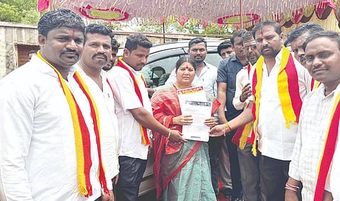 ಜಾಲಹಳ್ಳಿಯಲ್ಲಿ ಶಾಸಕಿ ಕರೆಮ್ಮ ಜಿ.ನಾಯಕಗೆ ಕರವೇ ಮುಖಂಡರು ಮನವಿ ಸಲ್ಲಿಸಿದರು. ತಾಲೂಕು ಅಧ್ಯಕ್ಷ ನಂದಪ್ಪ ಪಿ.ಮಡ್ಡಿ, ಪ್ರಧಾನ ಕಾರ್ಯದರ್ಶಿ ಗುರುನಾಥ ರೆಡ್ಡಿ, ಮುಖಂಡರಾದ ಭೀಮಣ್ಣ ನಾಯಕ, ನಂದಪ್ಪ, ಭೀಮನಗೌಡ ಪಾಟೀಲ್ ಇತರರಿದ್ದರು.