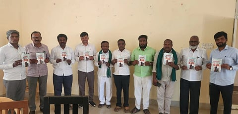ದೊಡ್ಡಬಳ್ಳಾಪುರದಲ್ಲಿ ಎದ್ದೇಳು ಕರ್ನಾಟಕ ಸಂಘಟನೆಯಿಂದ ಹಮ್ಮಿಕೊಂಡಿದ್ದ ಕಿರುಪುಸ್ತಕ ಬಿಡುಗಡೆ ಕಾರ್ಯಕ್ರಮದಲ್ಲಿ ಪ್ರೊ.ಇಕ್ಬಾಲ್​ ಅಹಮದ್​, ಕಾಂಗ್ರೆಸ್​ ಮುಖಂಡ ರಾಜಗೋಪಾಲ್​,  ಹಿರಿಯ ವಕೀಲ ಸಿದ್ದಾರ್ಥ, ಛಲವಾದಿ ಮಹಾಸಭಾದ ಜಿಲ್ಲಾಧ್ಯಕ್ಷ ನರೇಶ್​, ನಿವೃತ್ತ ಬಿಇಒ ದೊಡ್ಡರಂಗಪ್ಪ  ಇತರರಿದ್ದರು.