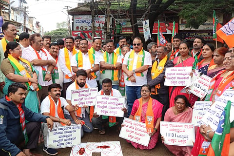 ಬಿಜೆಪಿ ಹುಬ್ಬಳ್ಳಿ- ಧಾರವಾಡ ಮಹಾನಗರ ಜಿಲ್ಲಾ ಘಟಕದದಿಂದ ನಗರದಲ್ಲಿ ಗುರುವಾರ ಪ್ರತಿಭಟನೆ ನಡೆಸಲಾಯಿತು.
