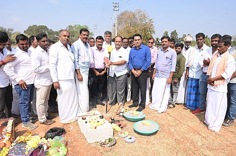ಗುಂಡ್ಲುಪೇಟೆ ತಾಲೂಕಿನ ವಡ್ಡಗೆರೆ ಗ್ರಾಮದಲ್ಲಿ ವಿದ್ಯುತ್ ಪ್ರಸರಣಾ ಕೇಂದ್ರ ನಿರ್ಮಾಣ ಕಾಮಗಾರಿಗೆ ಎಚ್.ಎಂ.ಗಣೇಶ್ ಪ್ರಸಾದ್ ಭೂಮಿಪೂಜೆ ನೆರವೇರಿಸಿದರು. ಡಿ.ಎಸ್.ಸಿದ್ದಪ್ಪ, ಜಿ.ಮಡಿವಾಳಪ್ಪ, ವೈ.ಎನ್.ರಾಜಶೇಖರ್, ಶಿವಣ್ಣ, ವಿ.ಆರ್.ನಾಗಪ್ಪ, ಕೆ.ಎಂ.ಪ್ರಭುಸ್ವಾಮಿ, ರಾಜು ಕುಂದಕೆರೆ, ಚನ್ನಬಸಪ್ಪ, ಸುಬ್ರಹ್ಮಣ್ಯ, ಟಿ.ಪಿ.ನಾಗರಾಜು ಇದ್ದರು.