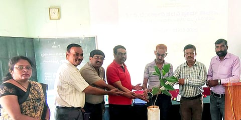 ಗುಂಡ್ಲುಪೇಟೆ ಪಟ್ಟಣದ ದೊಡ್ಡಹುಂಡಿ ಭೋಗಪ್ಪ ಸರ್ಕಾರಿ ಪದವಿ ಪೂರ್ವ ಕಾಲೇಜಿನಲ್ಲಿ ಜೀವವೈವಿಧ್ಯ ಸಂರಕ್ಷಣಾ ಕಾರ್ಯಕ್ರಮ ಆರ್.ಕೆ.ಮಧು ಉದ್ಘಾಟಿಸಿದರು. ಕಾಲೇಜಿನ ಬೋಧಕ ಸಿಬ್ಬಂದಿ ಹಾಗೂ ವಿದ್ಯಾರ್ಥಿಗಳು ಇದ್ದರು.