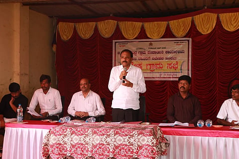 ಗೌರಿಬಿದನೂರು ತಾಲೂಕಿನ ಬಿ.ಬೊಮ್ಮಸಂದ್ರ ಗ್ರಾಪಂನಲ್ಲಿ ಹಮ್ಮಿಕೊಂಡಿದ್ದ ಗ್ರಾಮ ಸಭೆಯಲ್ಲಿ ಶಾಸಕ ಕೆ.ಎಚ್​.ಪುಟ್ಟಸ್ವಾಮಿಗೌಡ ಮಾತನಾಡಿದರು. ತಾಪಂ ಇಒ ಜಿ.ಕೆ.ಹೊನ್ನಯ್ಯ, ಗ್ರಾಪಂ ಅಭಿವೃದ್ಧಿ ಅಧಿಕಾರಿ ವಿಜಯಕುಮಾರ್​ ಇತರರು ಇದ್ದರು.