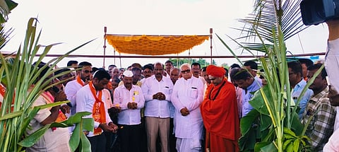 ಗಜೇಂದ್ರಗಡ ಪಟ್ಟಣದಲ್ಲಿ ವೀರಶೈವ ಪಂಚಮಸಾಲಿ ಜಾಗೃತ ಸೇವಾ ಸಂಘದ ಆಶ್ರಯದಲ್ಲಿ ಭಾನುವಾರ ಆಯೋಜಿಸಿದ್ದ ಕಿತ್ತೂರು ರಾಣಿ ಚನ್ನಮ್ಮ ಸಾಂಸ್ಕೃತಿಕ ಭವನದ ಭೂಮಿಪೂಜೆ ಕಾರ್ಯಕ್ರಮ ನೆರವೇರಿತು. ಜಿ.ಎಸ್. ಪಾಟೀಲ, ಈಶಣ್ಣ ಮ್ಯಾಗೇರಿ, ಬಸವರಾಜೇಶ್ವರಿ ಚನ್ನು ಪಾಟೀಲ, ವಿಶ್ವನಾಥ ಜಿಡ್ಡಿಬಾಗಿಲ ಇತರರಿದ್ದರು.